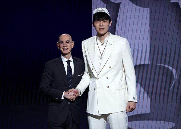 忠泰策略 NBA新秀杨瀚森直播引10万人围观，同款球衣溢价至近万元，四年薪资或超2000万美元